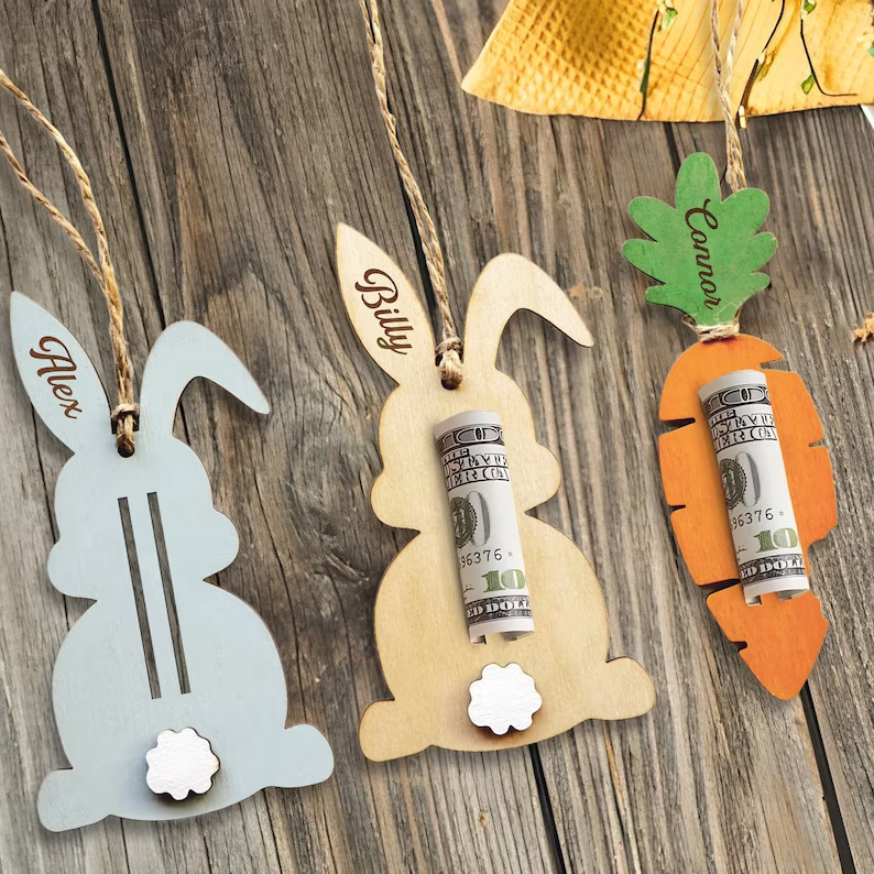Geldhalter aus Holz mit Osterkarotte und Hase – perfekter Geschenkanhänger für die Feiertage