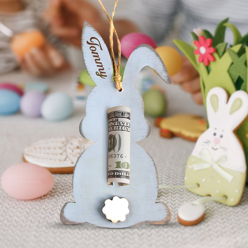 Geldhalter aus Holz mit Osterkarotte und Hase – perfekter Geschenkanhänger für die Feiertage