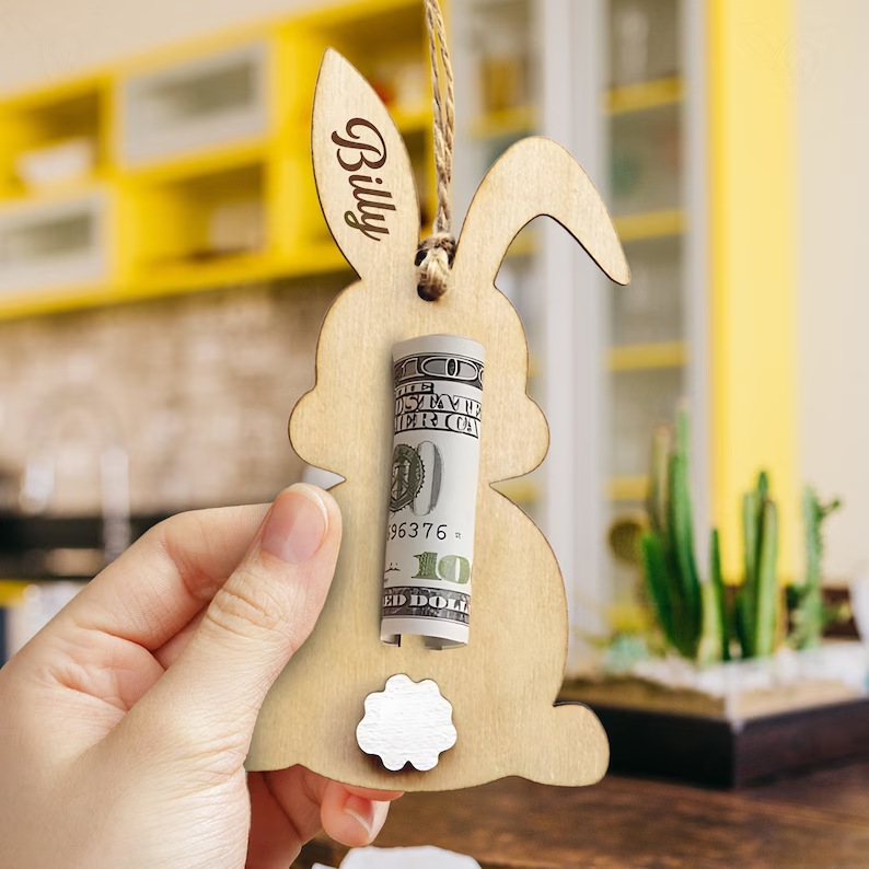 Geldhalter aus Holz mit Osterkarotte und Hase – perfekter Geschenkanhänger für die Feiertage